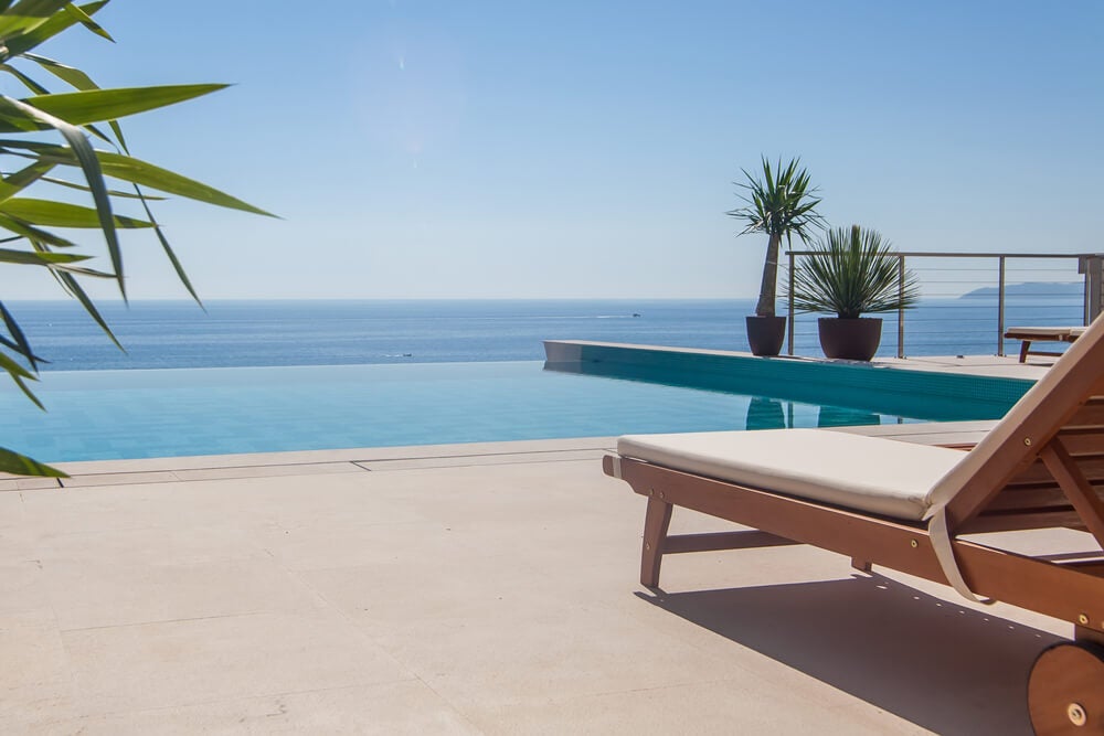 Instalar una piscina en la terraza, ¿es un sueño posible?