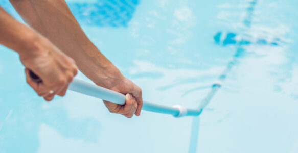 ¿Cada cuánto debo limpiar una piscina en verano?
