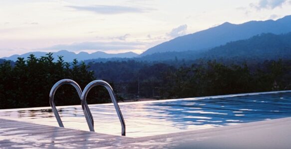 ¿Cuáles son los accesorios para piscinas imprescindibles?