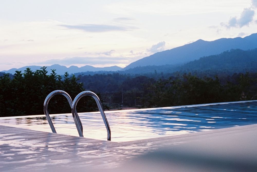 Cuáles son los accesorios para piscinas imprescindibles