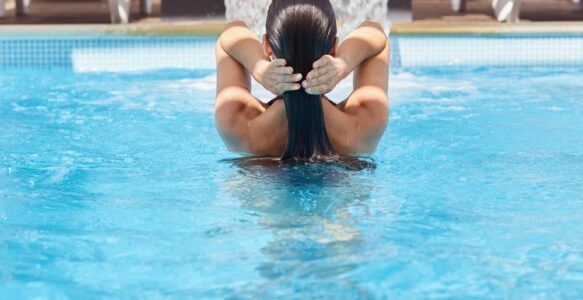 Piscinas con cascada, instala este accesorio de relax en tus exteriores