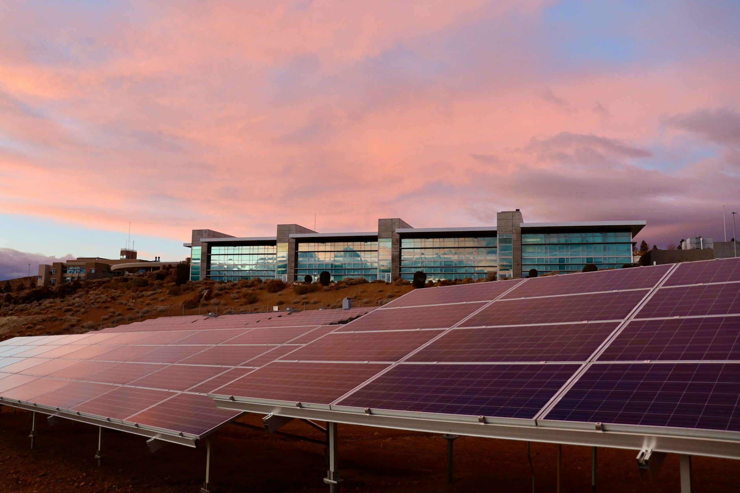 Consigue una vivienda sostenible con placas solares fotovoltaicas
