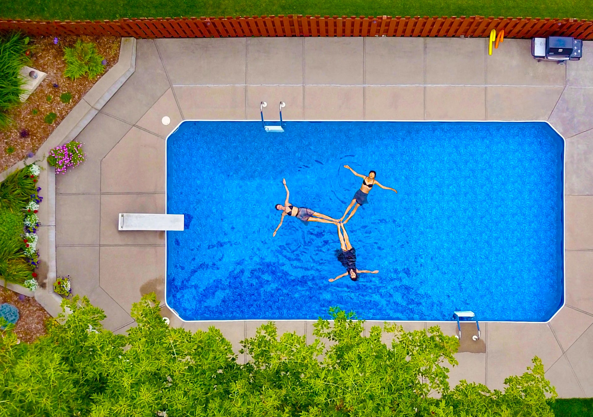 Revestimientos de piscinas que revolucionarán el estilo de tu jardín