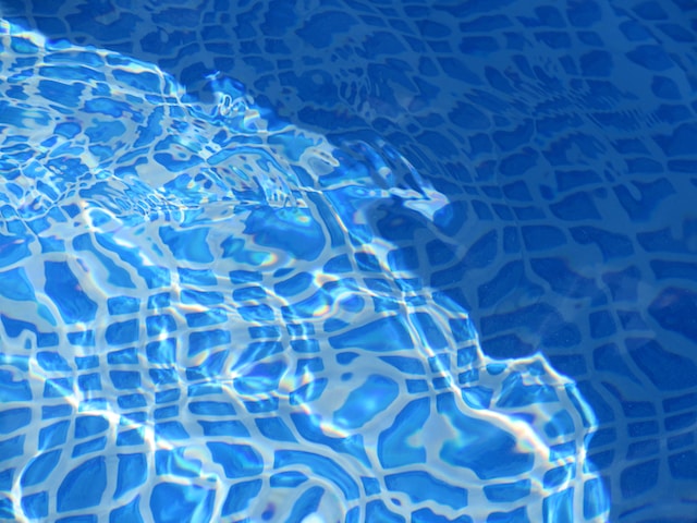 Además de agentes químicos, ¿con qué métodos desinfecto la piscina?