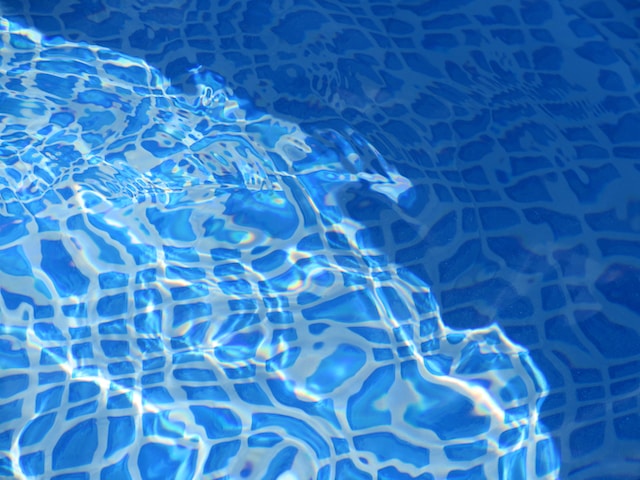 Además de agentes químicos, ¿con qué métodos desinfecto la piscina