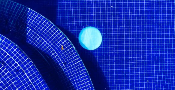 ¿Puedo montar yo mismo las lámparas de piscina prefabricada?