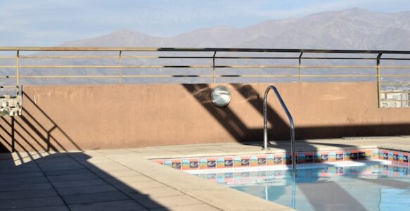 ¿Por qué merece la pena instalar una barandilla en la piscina?