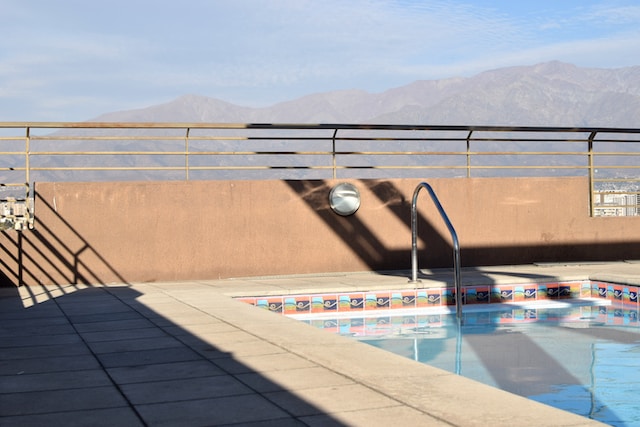 ¿Por qué merece la pena instalar una barandilla en la piscina