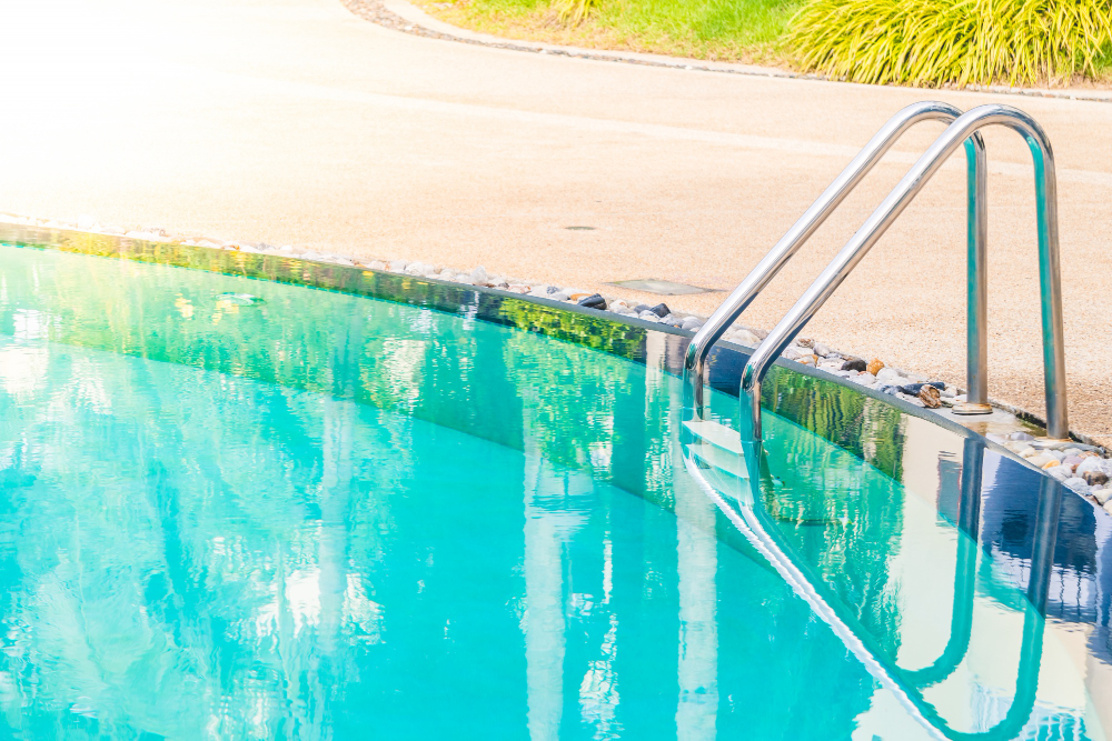 ¿Qué función cumple un intercambiador de calor en una piscina?