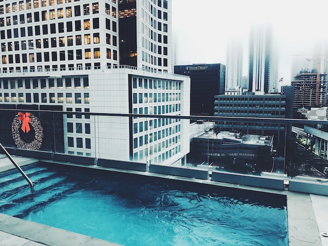 ¿Sabes por qué no necesitas vaciar la piscina en invierno?