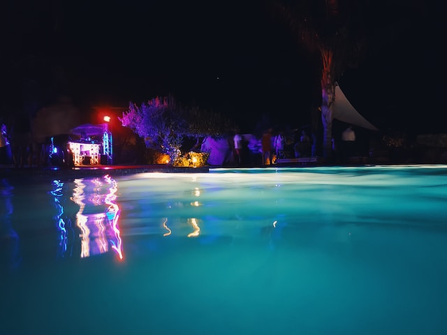 Luz de piscina ¿Lámparas LED o halógenas