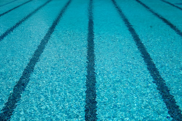 ¿Dónde se debe instalar la contracorriente de tu piscina?