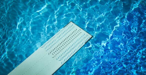 Cómo elegir el tobogán y trampolín perfectos para tu piscina