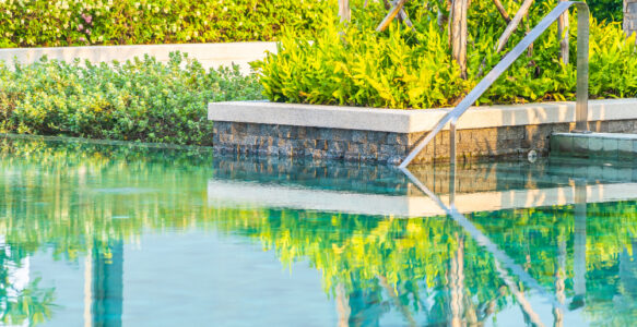 ¿Puedo echar el agua de la piscina sobre el césped cuando la quite?