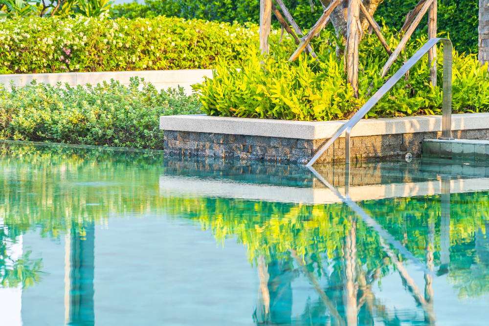 ¿Puedo echar el agua de la piscina sobre el césped cuando la quite_