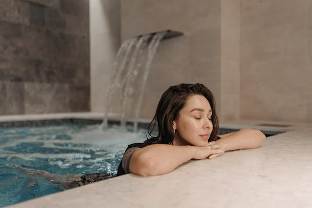 Beneficios de instalar cascadas y cañones de agua en tu piscina