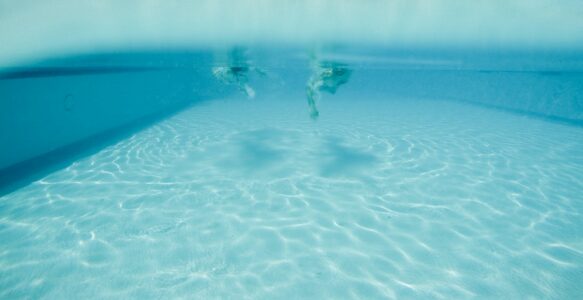 Piscinas de agua salada vs. cloradas: ¿Cuál es mejor?