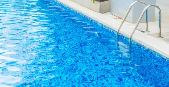 Piscinas elevadas vs. Piscinas tradicionales: ¿Cuál elegir?