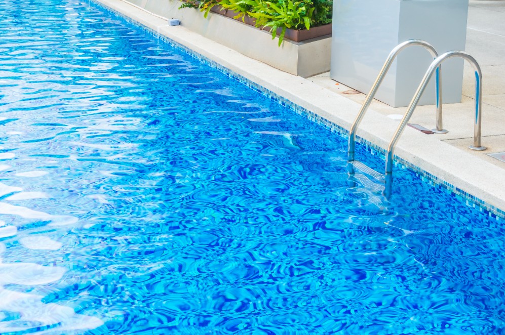 Piscinas elevadas vs. Piscinas tradicionales