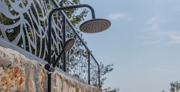 Ventajas de instalar una ducha exterior en tu piscina