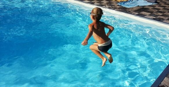 Piscina con niños: Consejos de seguridad y mantenimiento esencial