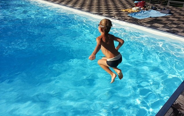 Piscina con niños: Consejos de seguridad y mantenimiento esencial