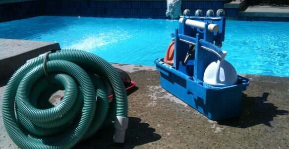 ¿Por qué el agua de tu piscina está turbia? Causas y soluciones
