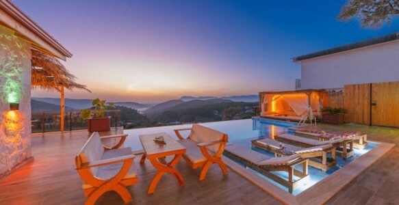 Ideas de decoración para que tu piscina sea el centro del jardín