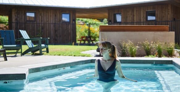 Piscinas prefabricadas enterradas vs. elevadas: Diferencias clave