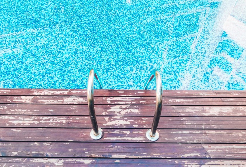 Basta con que caigan las primeras heladas para que muchos propietarios de piscinas hinchables o prefabricadas se olviden de que hay un motor silencioso, oculto entre tubos y plásticos, que sigue sufriendo las inclemencias: la depuradora. Y no está sola. La bomba y los skimmers también entran en esa especie de letargo forzoso que, mal gestionado, puede derivar en sustos técnicos y facturas inesperadas. Este artículo no es un tutorial más. Aquí te vamos a contar, con rigor y experiencia sobre el terreno, cómo cuidar los sistemas de filtración durante el invierno. Porque si crees que basta con desenchufar todo y olvidarse hasta primavera, estás en el camino equivocado. Te adelantamos lo que vas a descubrir (y querrás poner en práctica antes de que llegue el frío) Cuidar la depuradora de la piscina y su ecosistema cuando el termómetro baja no es una tarea para maniáticos. Es una estrategia de ahorro a medio plazo, de prolongación de la vida útil de tus equipos y, sobre todo, de tranquilidad. Vamos a diseccionar lo que ocurre dentro de ese filtro silencioso cuando bajan las temperaturas, explicarte por qué hay bombas que no arrancan en marzo, y darte un checklist que ya quisieran algunas empresas de mantenimiento profesional. Además: Aprenderás a diferenciar entre dejar la piscina montada o desmontarla totalmente y cómo afecta eso a tu depuradora. Conocerás qué tipo de limpiezas son realmente eficaces y cuáles son placebo. Veremos ejemplos reales de errores de usuarios que pensaron que lo habían hecho bien... hasta que no arrancó la bomba. Esto es lo que el invierno puede hacerle a tu sistema de filtrado (y no, no es exageración) Cuando el hielo entra en juego El agua es amiga hasta que se congela. Dentro de una depuradora, el hielo no es estético: empuja, expande y puede romper. Y lo hará sin avisar. Lo mismo ocurre con la bomba y los skimmers si no se vacían bien. Incluso una película fina de agua puede causar microfisuras tras varias noches bajo cero. Piscinas activas vs. desmontadas: dos realidades Si desmontas la piscina, la mejor opción es guardar la depuradora en un lugar seco, lejos de la humedad del suelo y bien etiquetada. Pero si la dejas montada, la cosa cambia: conviene mantener cierto movimiento en el agua para evitar estancamiento. Un ciclo de 30 minutos al día puede marcar la diferencia. No hacer nada también es una decisión (y suele salir cara) Las consecuencias más comunes por no preparar el sistema para el frío incluyen: Fisuras invisibles que derivan en fugas. Motores bloqueados por residuos endurecidos. Skimmers convertidos en nidos de insectos o moho. Y todo por no dedicarle un par de horas a la tarea. Manual invernal para no arrepentirte en primavera Empieza por vaciar y limpiar bien (pero bien de verdad) No basta con quitar el tapón. Abre válvulas, deja escurrir, seca con trapo o incluso usa un compresor si puedes. Limpia filtros con productos adecuados, especialmente si tu zona tiene agua dura. ¿Un truco extra? Deja el filtro abierto para que respire. La bomba necesita mimos (y sitio propio) Seca, etiqueta, guarda. Si puedes, desmonta también el prefiltro y guarda todo separado. Nunca lo dejes sobre el suelo. Un palet o una caja con ventilación ayuda a mantenerla en buen estado. Skimmers: esos olvidados Los flotantes deben salir, limpiarse y guardarse. Los integrados requieren atención: vaciado total y colocación de tapones de invierno si es posible. Y una revisión de juntas no está de más. Checklist para que no se te pase nada Revisión visual de todo el sistema. Limpieza de restos de cal o algas. Vaciado y secado completo. Lubricación de partes sensibles. Protección con lona o almacenaje elevado. Etiquetado para facilitar el montaje futuro. Apuesta por equipos que aguanten lo que les eches No todos los sistemas están diseñados para sobrevivir al invierno. Por eso conviene apostar por marcas probadas: Depuradora para piscina con filtro 600 mm + bomba 1 CV: Gran rendimiento incluso tras varios ciclos estacionales. Filtro piscina Star Plus AstralPool 500 mm: Robusto, con buen sellado y fácil de mantener. Consejos de nivel avanzado (para los que quieren hacerlo perfecto) Guarda bolsas de gel de sílice con la bomba. Usa etiquetas adhesivas para cada racor. No olvides hacer una foto al montaje antes de desmontar: te ahorrará dolores de cabeza. Consulta siempre el manual del fabricante. Algunos recomiendan engrasar partes que otros prefieren dejar secas. Preguntas que seguro te haces (y respuestas sin rodeos) ¿Siempre hay que desmontar la depuradora? No siempre. Pero si no la desmontas, al menos vacía bien y protege con una cubierta adecuada. ¿El hielo puede romper mi bomba? Sí. Y lo hace más a menudo de lo que crees. Basta una noche a -2ºC con agua residual dentro. ¿Cuándo revisarla en invierno? Una vez al mes es suficiente. Busca humedad, presencia de insectos o corrosión. ¿Sirve echar sal o anticongelante? Existen productos específicos, pero no improvises con sal o anticongelantes convencionales. Consulta el fabricante. Tu piscina lo agradecerá Hibernar bien tu sistema de filtración es como preparar el coche para una temporada sin uso. Si lo haces mal, la vuelta es dura. Si lo haces bien, solo tienes que girar la llave (o pulsar el botón).