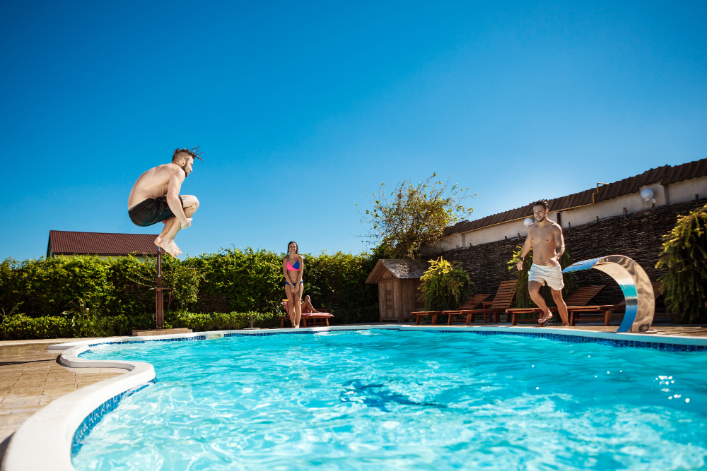 Accesorios de piscina imprescindibles para cada temporada