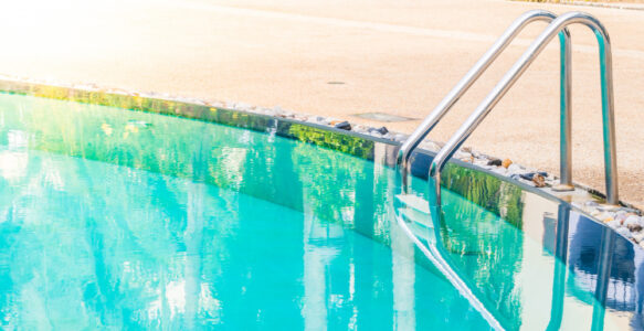 Cómo limpiar tus piscinas si no las usas durante el invierno
