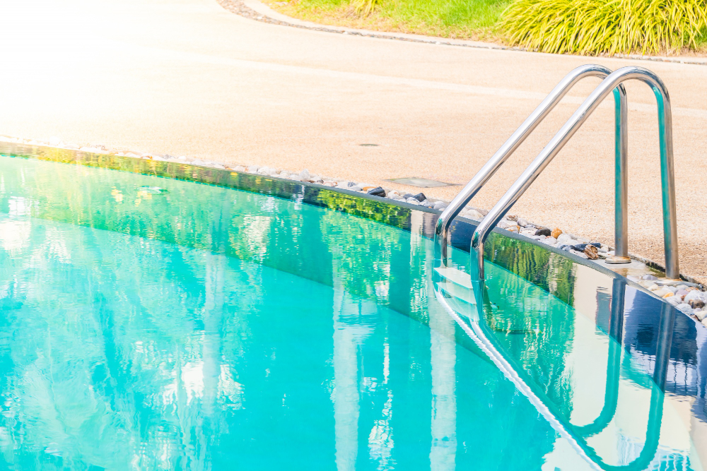 Cómo limpiar tus piscinas si no las usas durante el invierno