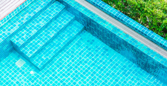 Piscinas de poliéster en terrenos difíciles: ¿Qué debes saber?