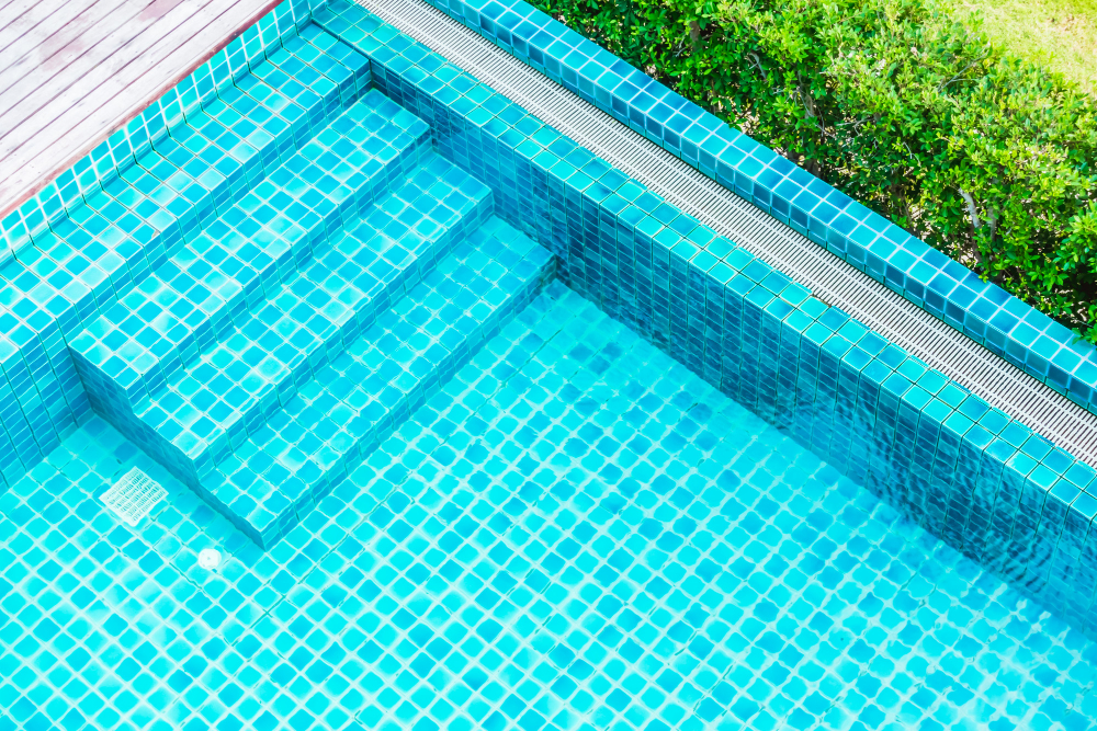 Piscinas de poliéster en terrenos difíciles qué debes saber