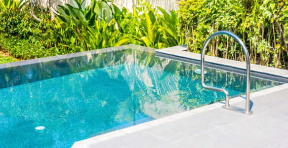 Piscinas prefabricadas: ventajas reales frente a piscinas de obra