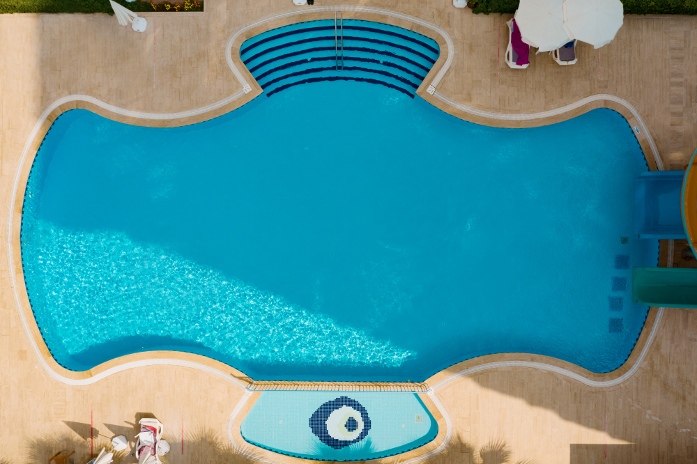 Piscinas elevadas de poliester vs obra ¿qué sale más rentable