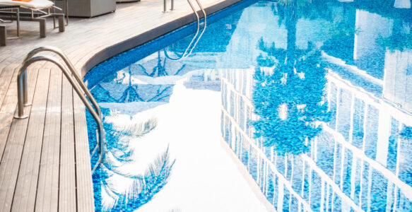 Tratamiento piscina: plan semanal para agua cristalina