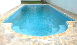Vaso piscina prefabricada de poliester y fibra modelo Elena de 4 05 x 8 65 metros y 1 38 2 12 de profundidad