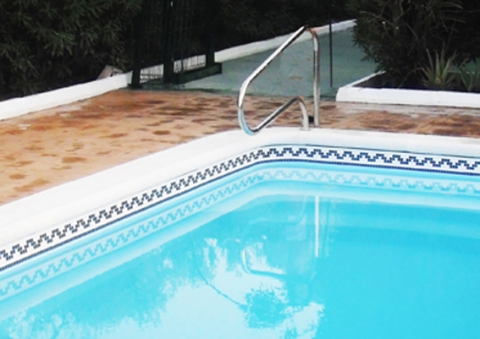 Cenefa adhesiva piscina prefabricada